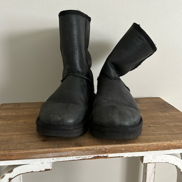 Women Classic Short Leather Black UGG
Boots Size 8 - Picture 1 of 4